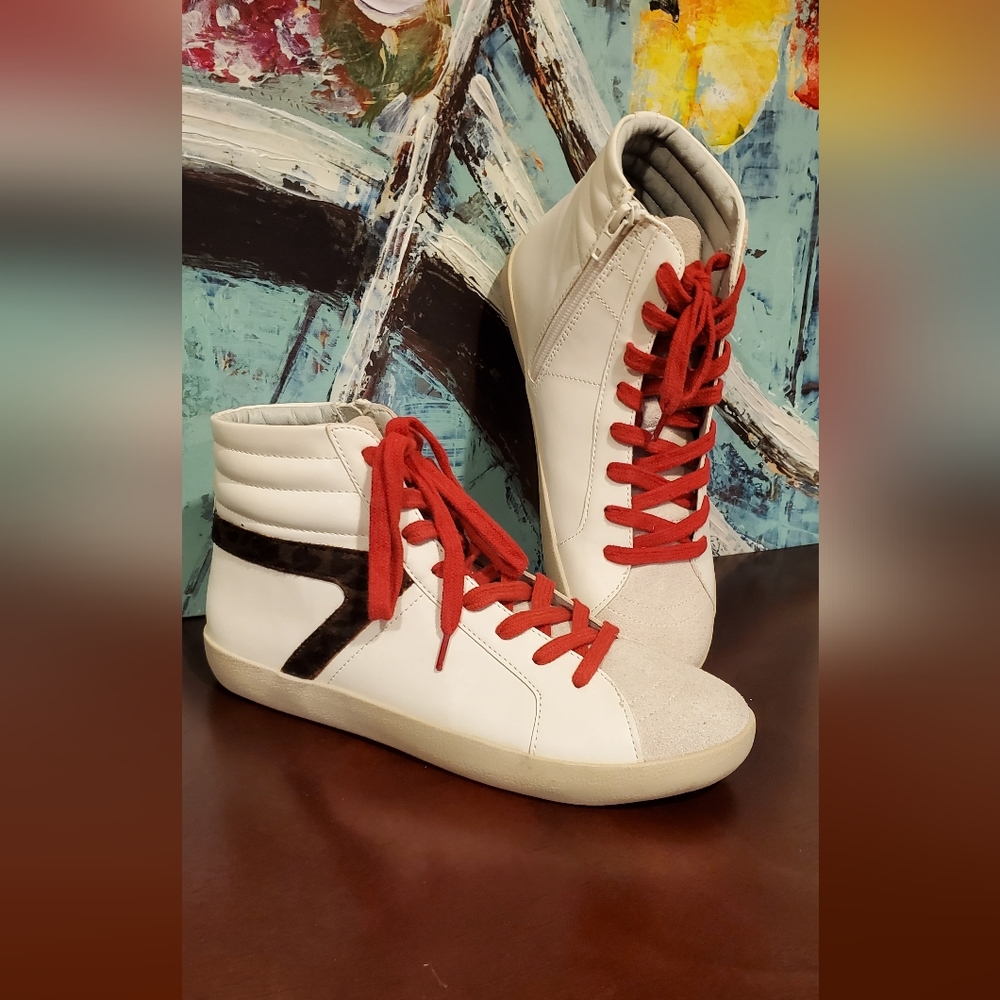 NWNT STEVE MADDEN WOMEN'S WHITE SNEAKERS, RED SHOELACES,SIZE 6.5